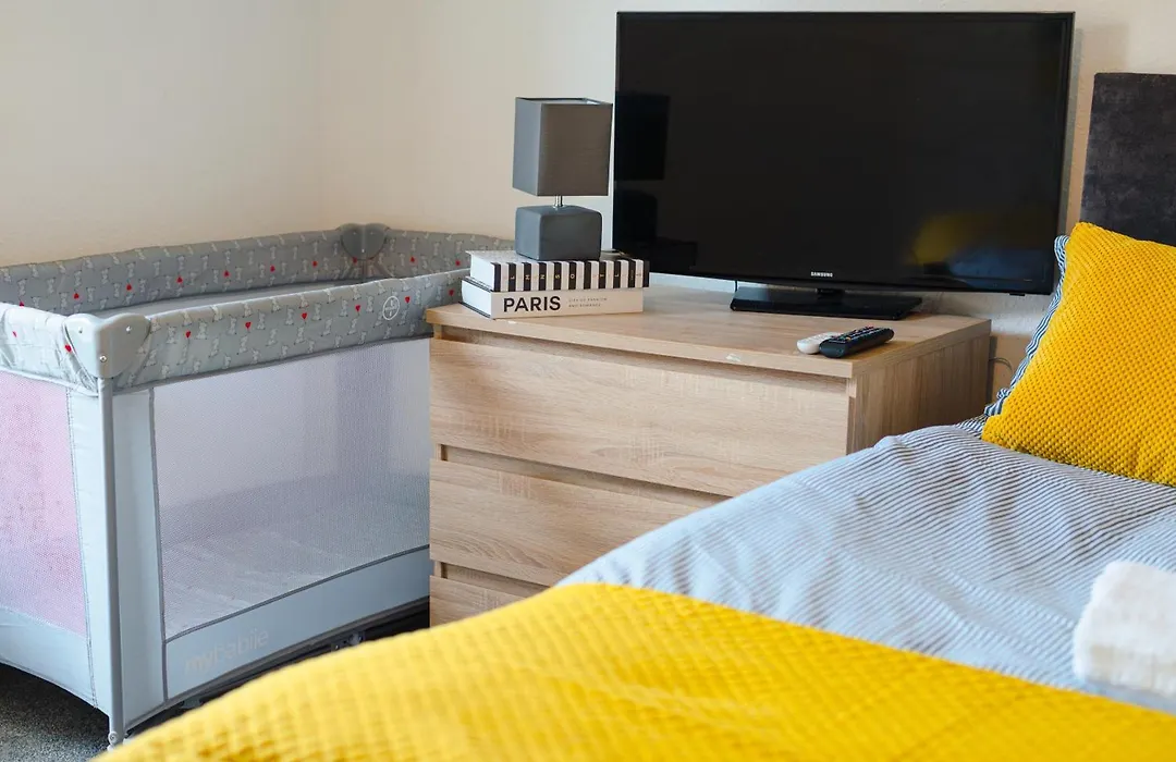 Modern 3-Bedroom Apartment Near Manchester City Centre-1