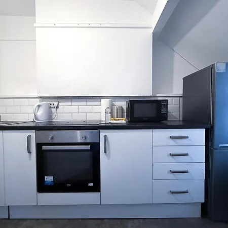 Modern 3-Bedroom Apartment Near Manchester City Centre-2